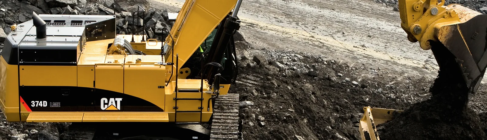 Caterpillar-graafmachine aan het werk tussen grind en steenslag